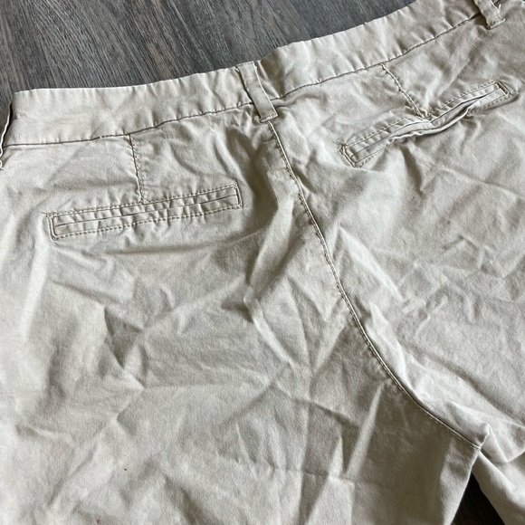 Old Navy Women’s Khaki Shorts, size 2 - Picture 5 of 5